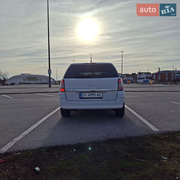 Универсал Opel Astra 2010 в Тячеве