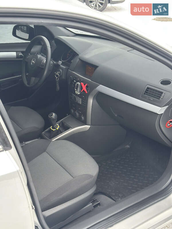 Универсал Opel Astra 2006 в Полтаве