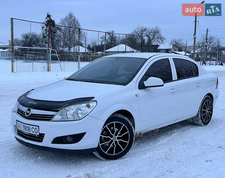 Седан Opel Astra 2012 в Прилуках