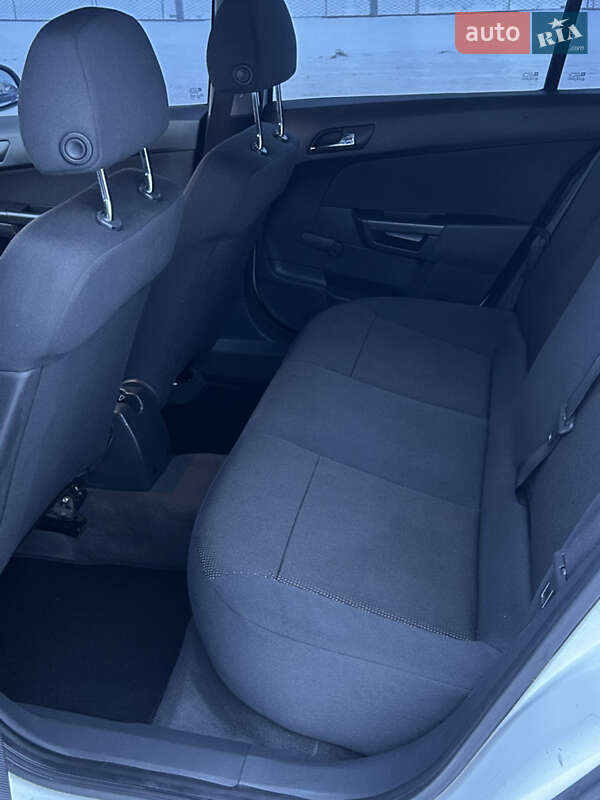 Седан Opel Astra 2012 в Прилуках