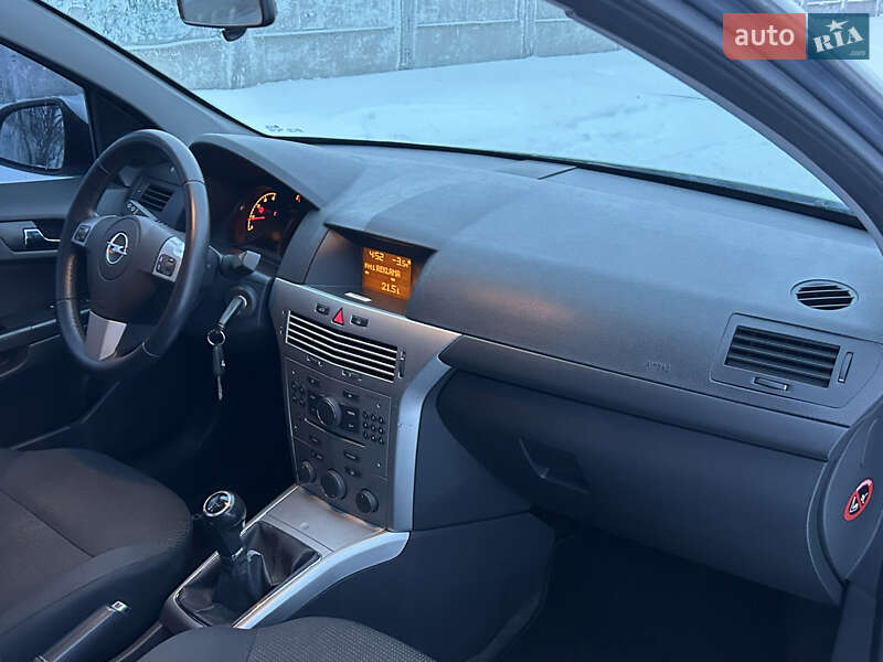 Седан Opel Astra 2012 в Прилуках