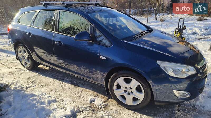Универсал Opel Astra 2011 в Львове