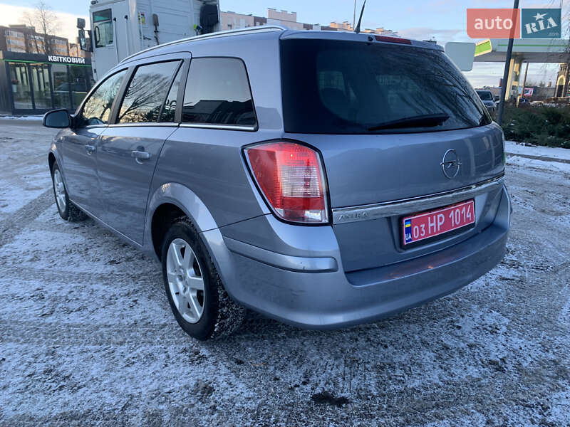 Універсал Opel Astra 2010 в Рівному