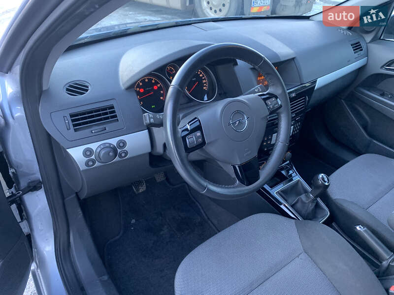 Універсал Opel Astra 2010 в Рівному