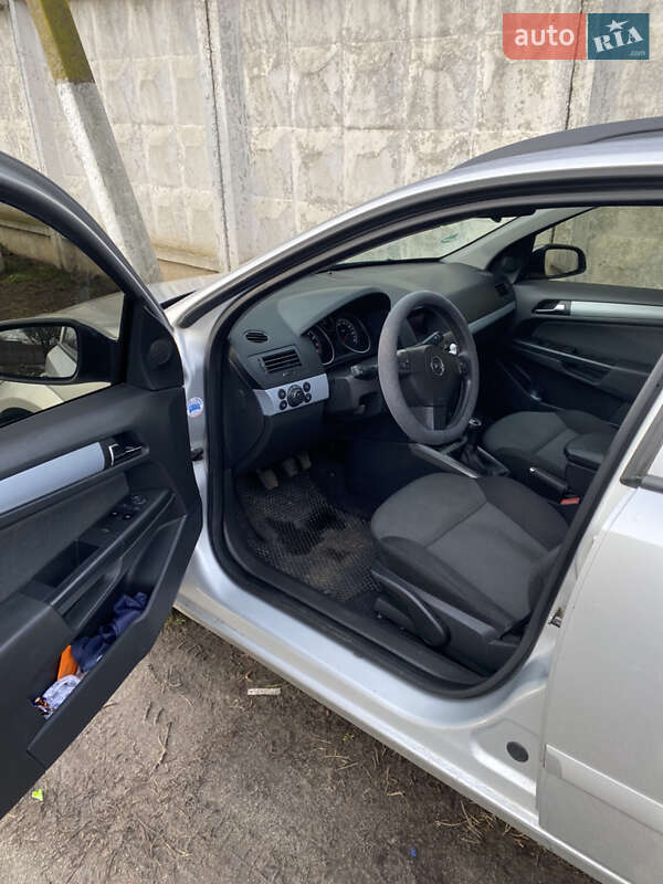 Універсал Opel Astra 2006 в Радомишлі