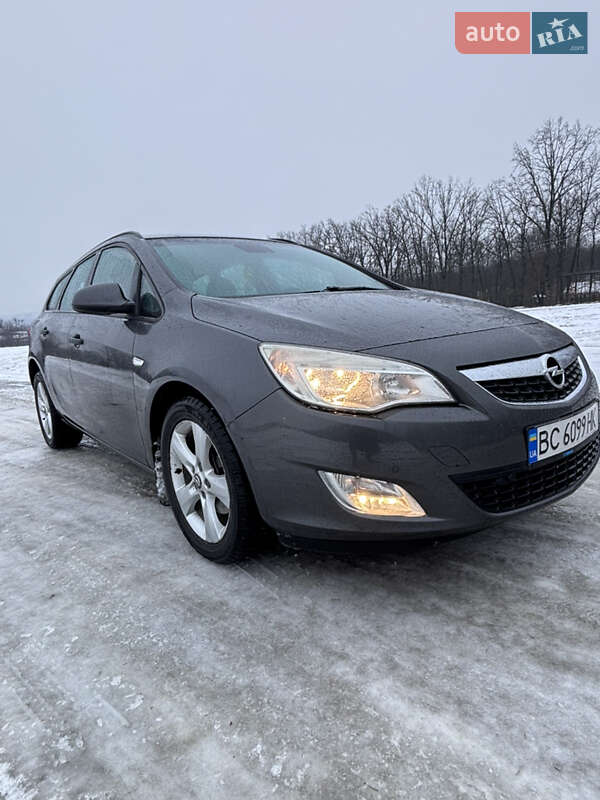 Універсал Opel Astra 2011 в Умані