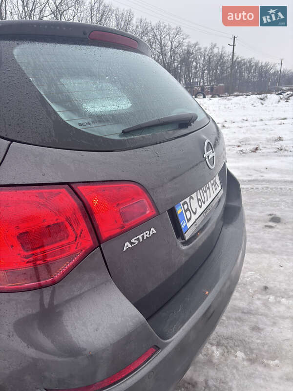 Універсал Opel Astra 2011 в Умані