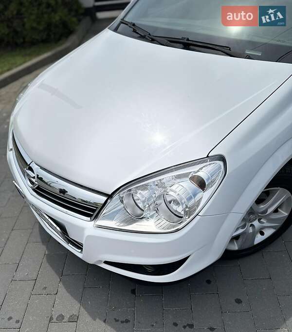 Универсал Opel Astra 2010 в Иршаве