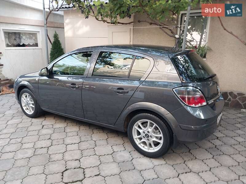 Хэтчбек Opel Astra 2011 в Ужгороде