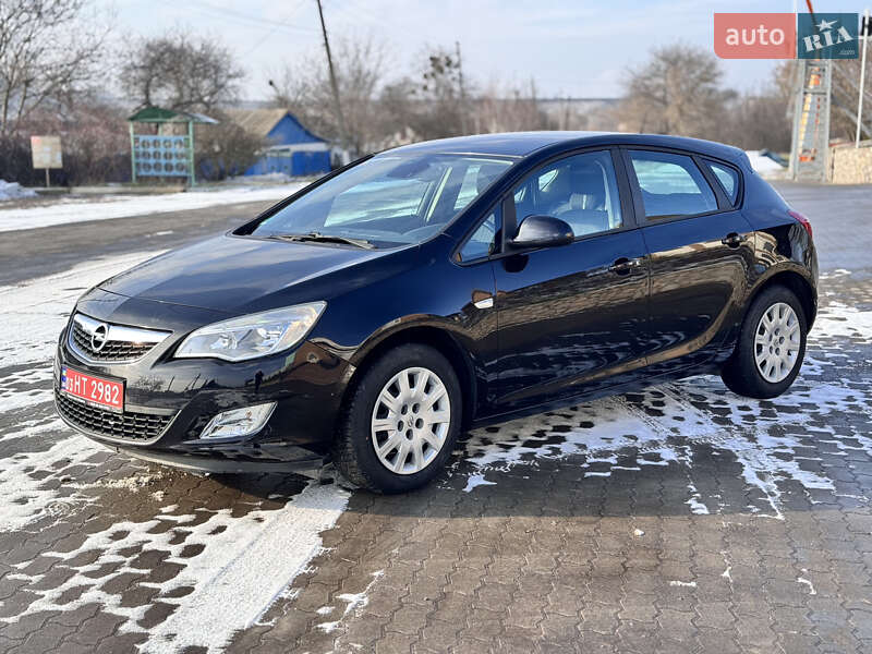 Хэтчбек Opel Astra 2010 в Великой Багачке