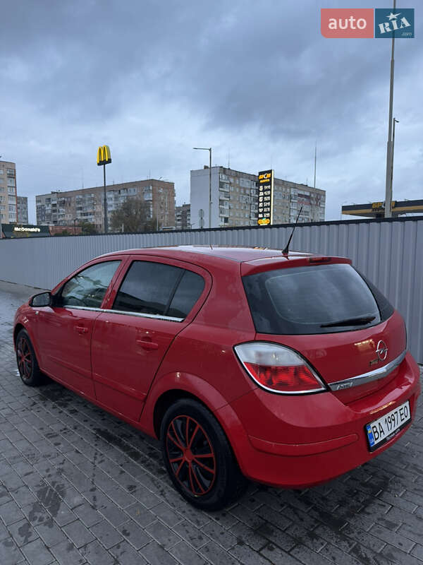 Хэтчбек Opel Astra 2006 в Александрие