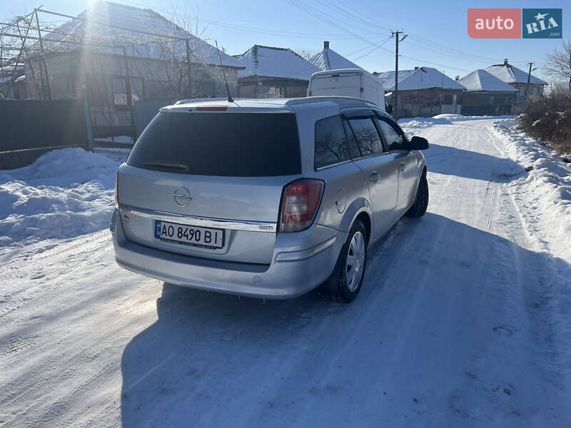 Универсал Opel Astra 2009 в Хусте