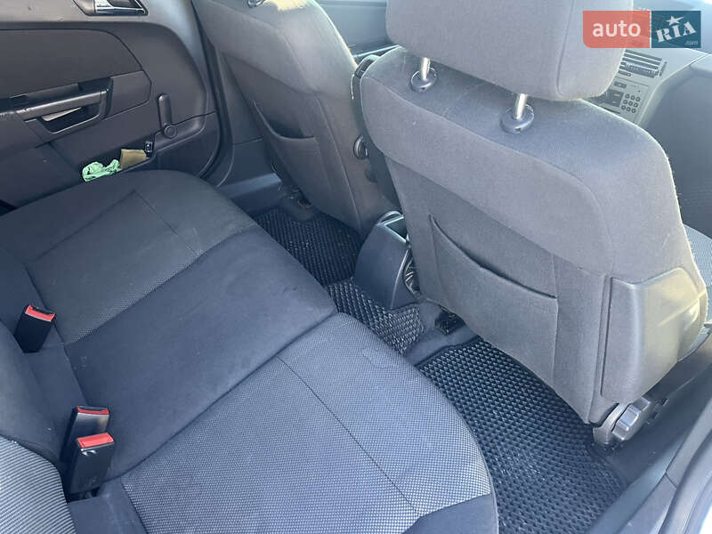 Универсал Opel Astra 2009 в Хусте