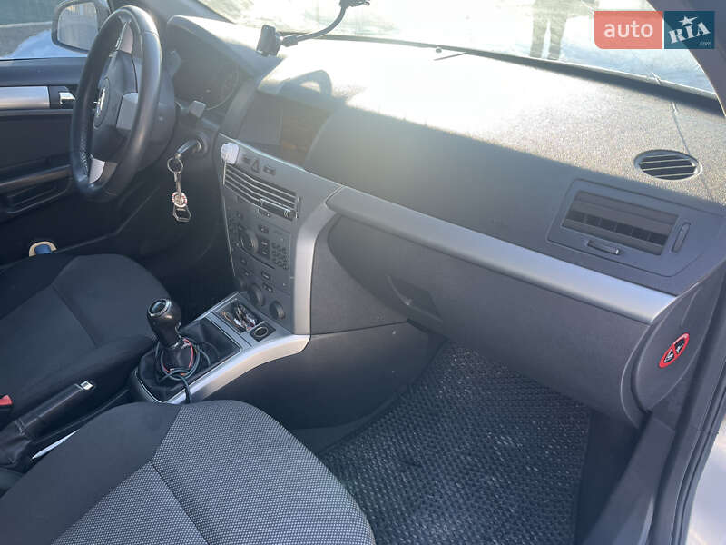 Универсал Opel Astra 2009 в Хусте