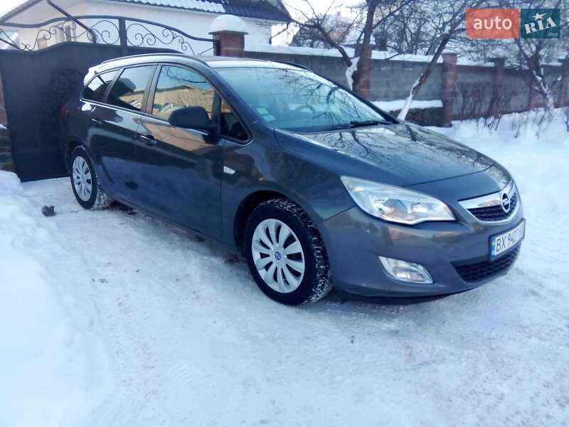 Универсал Opel Astra 2011 в Вараше