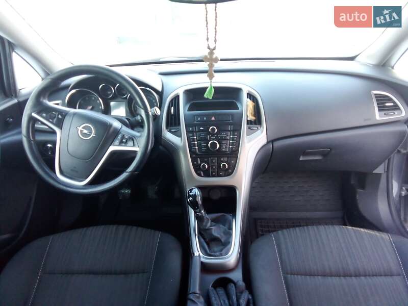 Универсал Opel Astra 2011 в Вараше