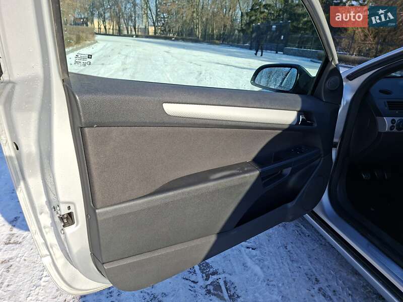 Купе Opel Astra 2007 в Миргороде