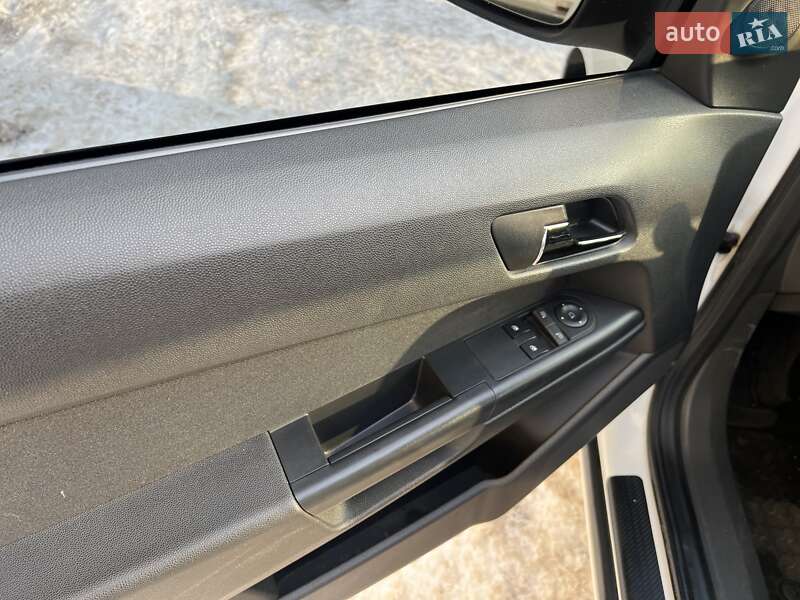 Седан Opel Astra 2013 в Киеве фото 12 Седан Opel Astra 2013 в Киеве