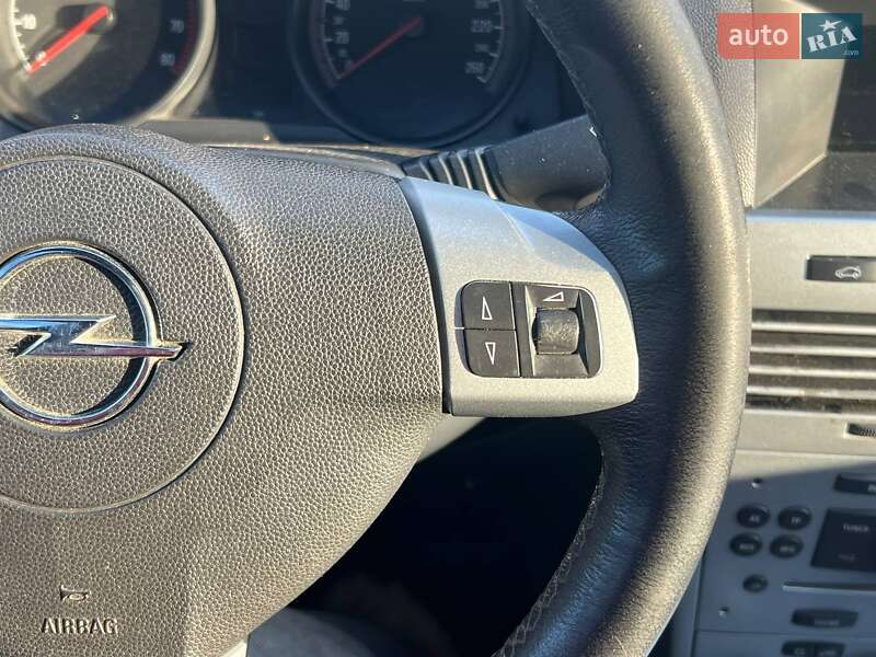 Седан Opel Astra 2012 в Киеве