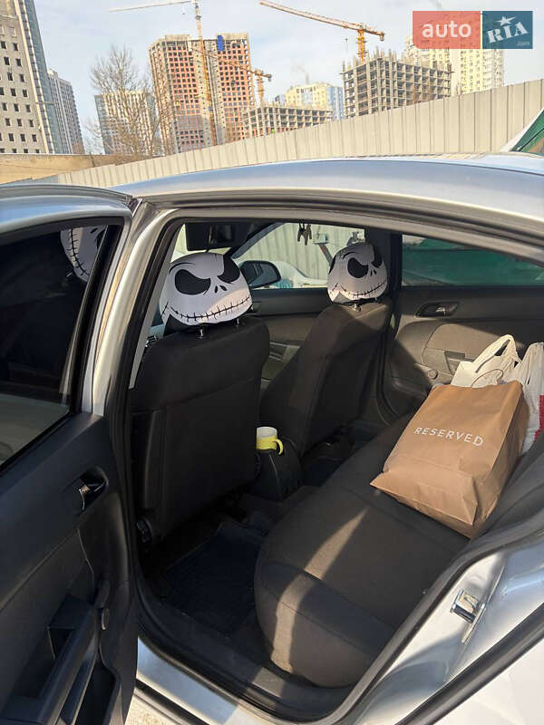 Седан Opel Astra 2013 в Києві