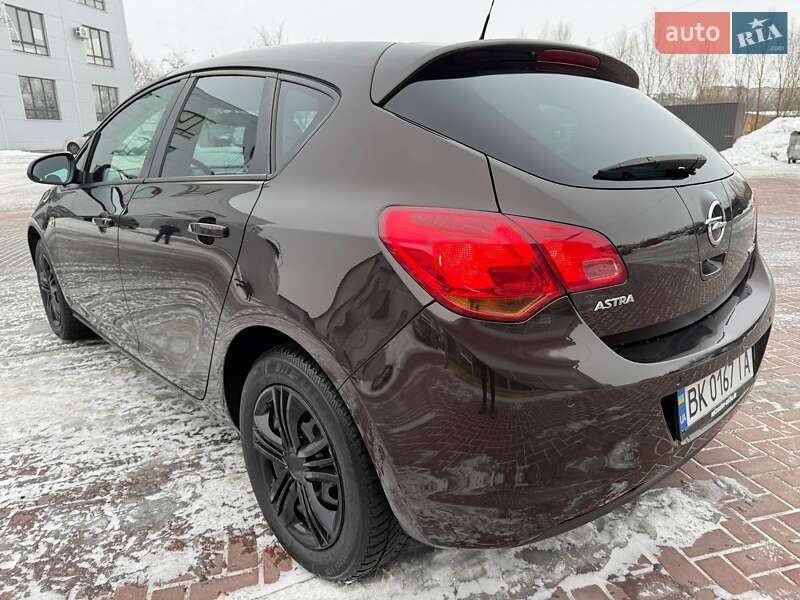 Хэтчбек Opel Astra 2011 в Ровно