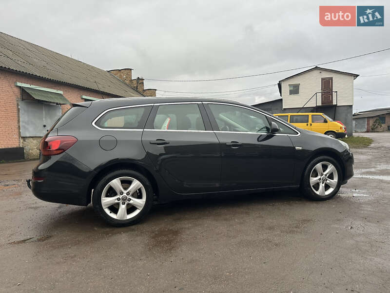 Универсал Opel Astra 2012 в Нововолынске