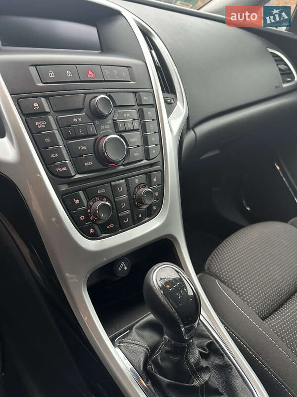 Универсал Opel Astra 2012 в Нововолынске