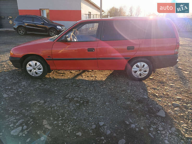 Универсал Opel Astra 1994 в Иршаве