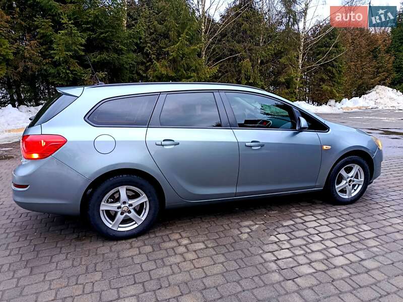 Универсал Opel Astra 2011 в Сколе