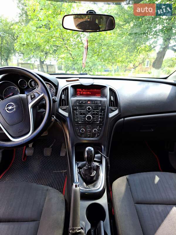 Универсал Opel Astra 2011 в Луцке