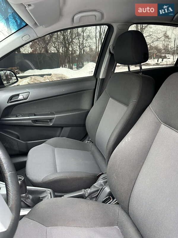 Хэтчбек Opel Astra 2012 в Смеле