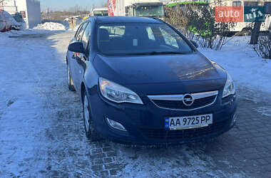 Универсал Opel Astra 2012 в Ровно