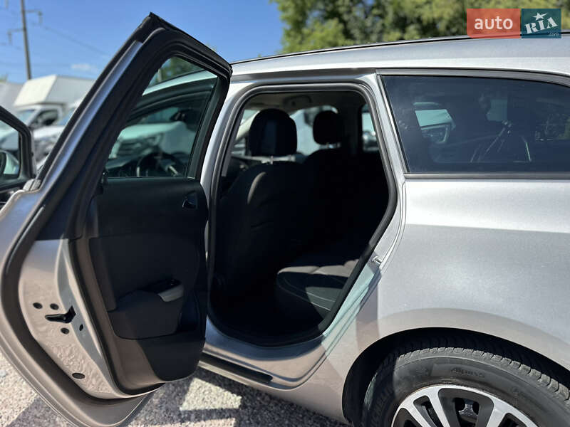 Универсал Opel Astra 2011 в Ровно