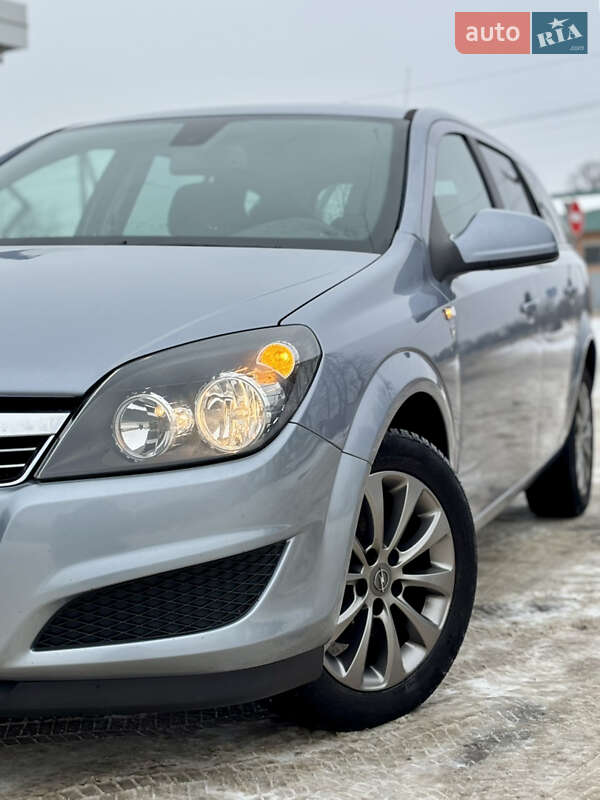 Универсал Opel Astra 2010 в Лубнах