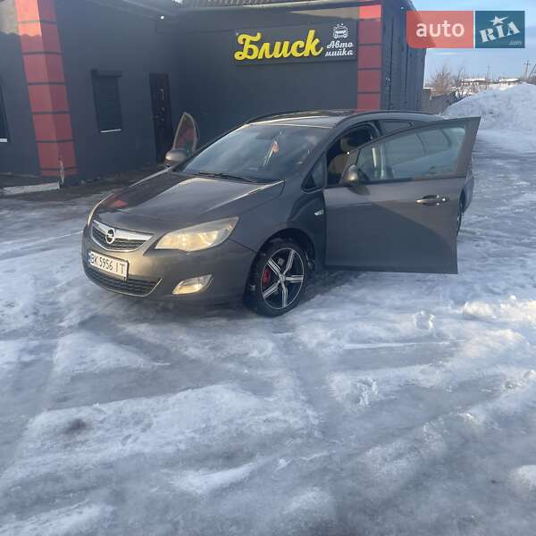 Opel Astra 2011 Opel Astra 2011