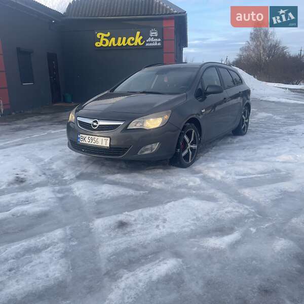 Универсал Opel Astra 2011 в Сарнах
