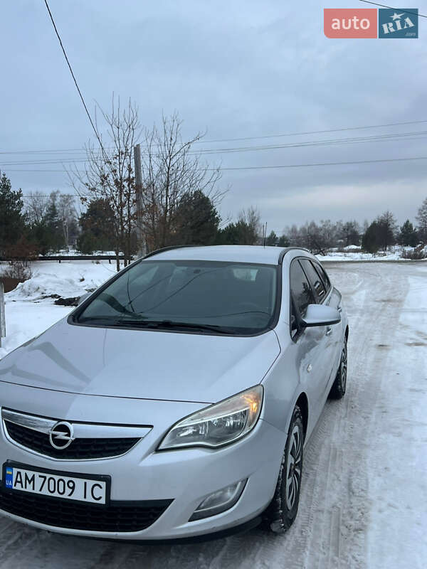 Универсал Opel Astra 2012 в Олевске
