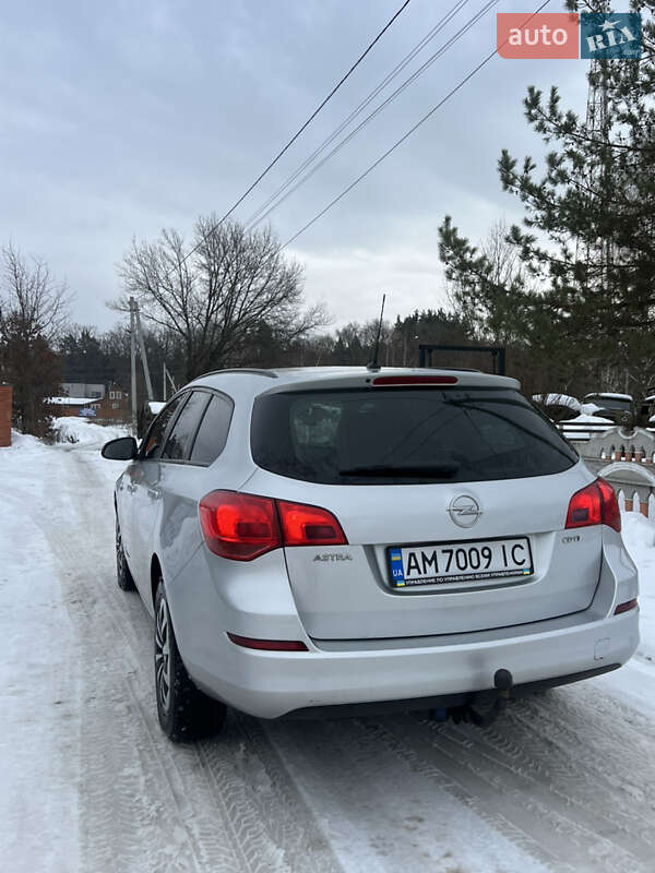 Универсал Opel Astra 2012 в Олевске