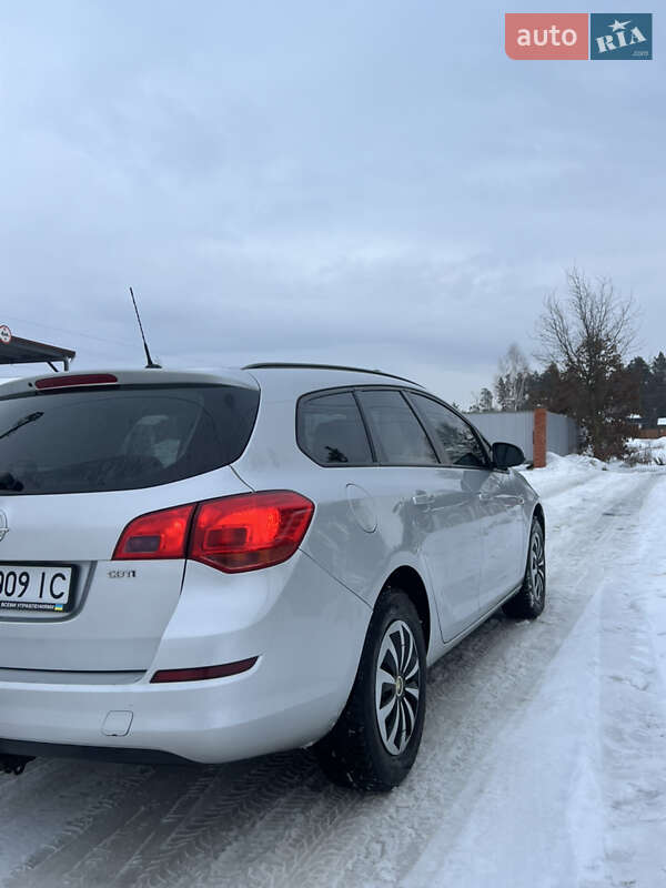Универсал Opel Astra 2012 в Олевске