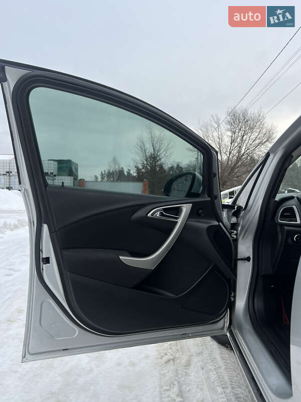 Универсал Opel Astra 2012 в Олевске