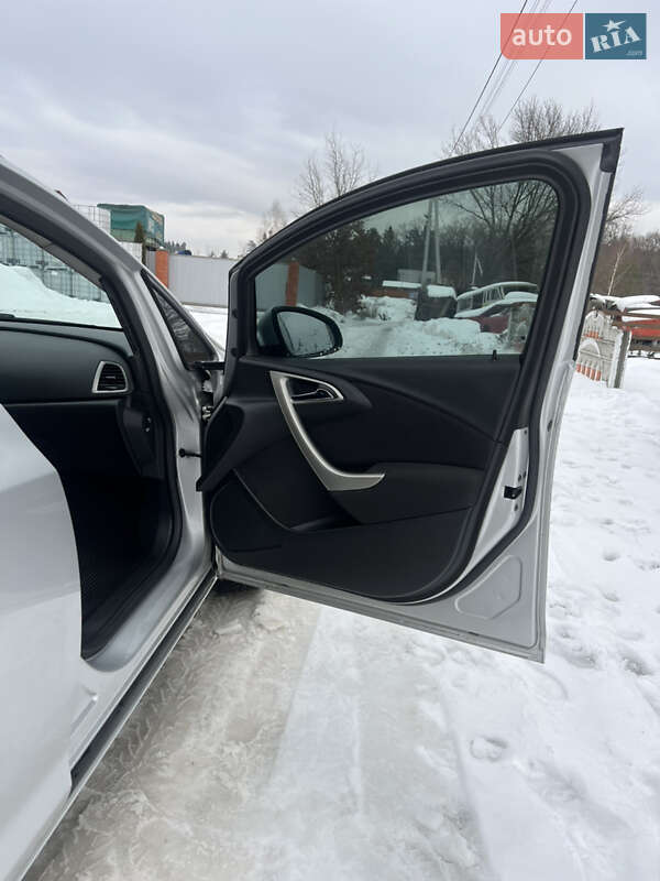 Универсал Opel Astra 2012 в Олевске