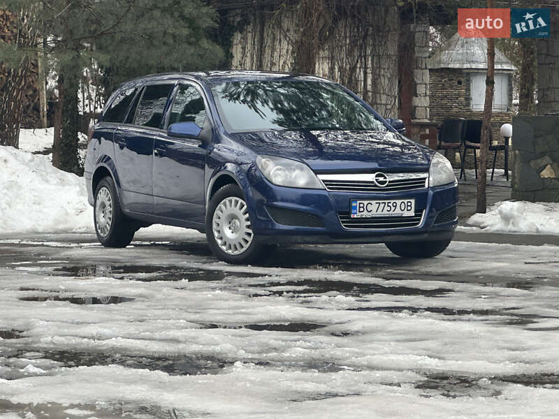 Универсал Opel Astra 2011 в Дрогобыче