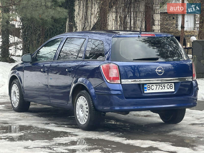 Универсал Opel Astra 2011 в Дрогобыче