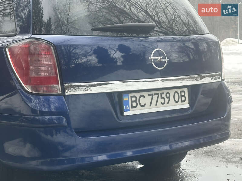 Универсал Opel Astra 2011 в Дрогобыче