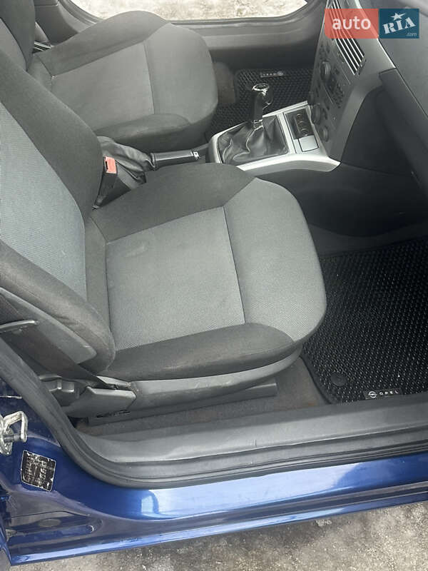 Универсал Opel Astra 2011 в Дрогобыче