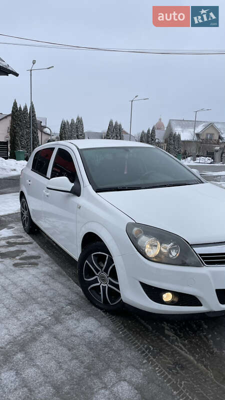 Хэтчбек Opel Astra 2012 в Надворной