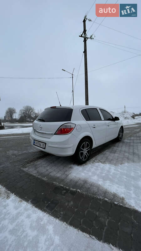 Хэтчбек Opel Astra 2012 в Надворной