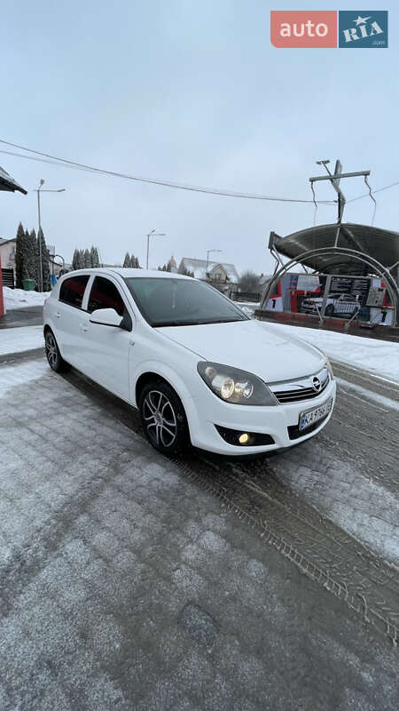 Хэтчбек Opel Astra 2012 в Надворной