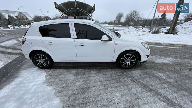 Хэтчбек Opel Astra 2012 в Надворной