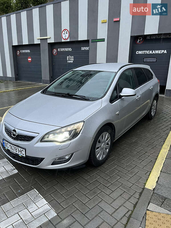 Универсал Opel Astra 2012 в Львове